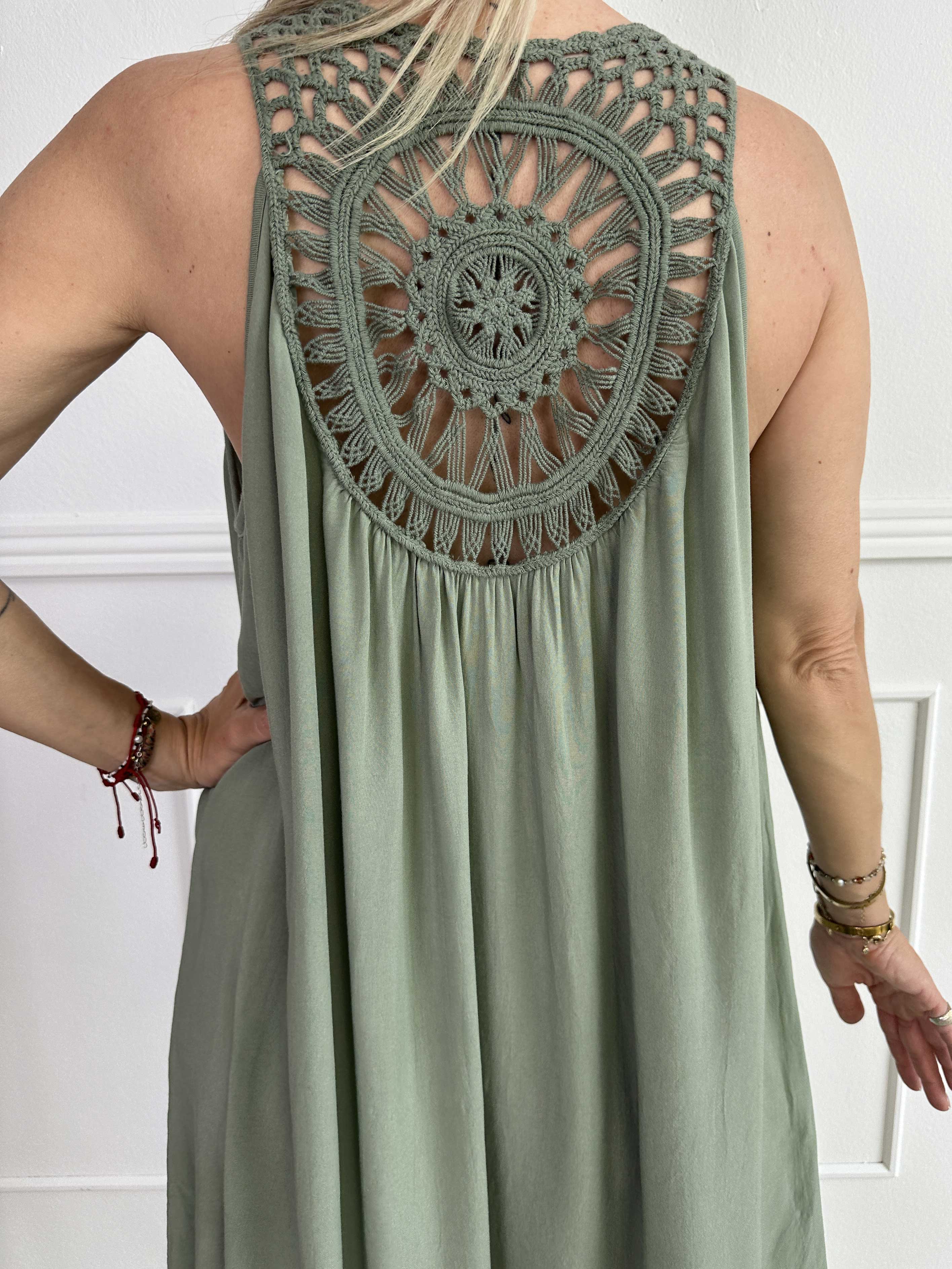 Medea - Simpel sommerkjole i viskose med broderet ryg